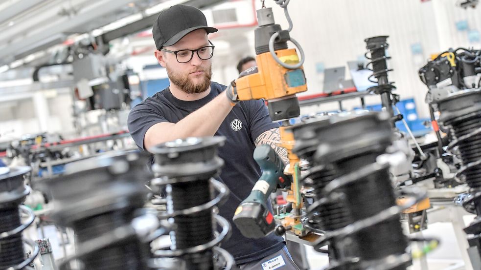 Bei VW in Emden wird seit diesem Dienstagmorgen wieder in der Montage der Verbrennerwelt gearbeitet. Foto: Ortgies/Archiv
