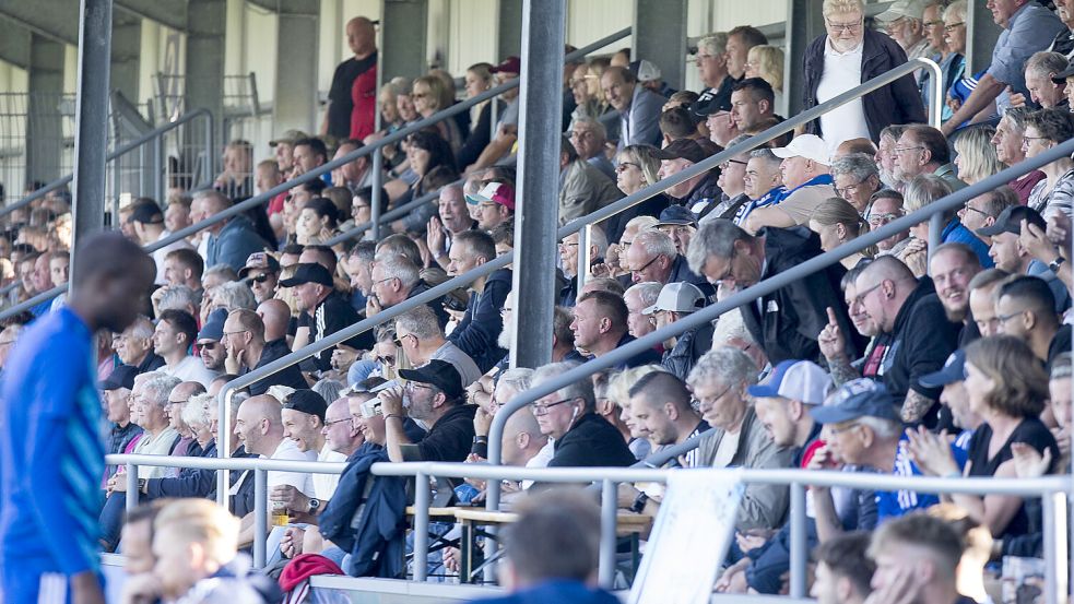 Die meisten Emder Heimspiele finden wieder samstags statt. Im Schnitt kamen rund 1500 Zuschauer zu den Partien im Ostfrieslandstadion. Foto: Doden/Emden
