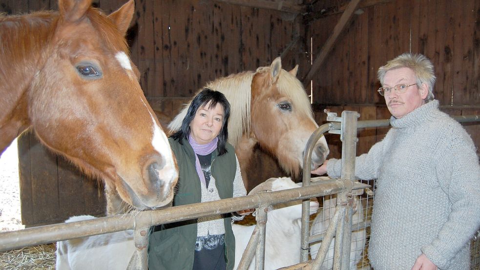 Esther und Thomas Huber haben sich 16 Jahre um die Fundtiere aus der Gemeinde Krummhörn gekümmert. Damit ist nun Schluss. Foto: Archiv