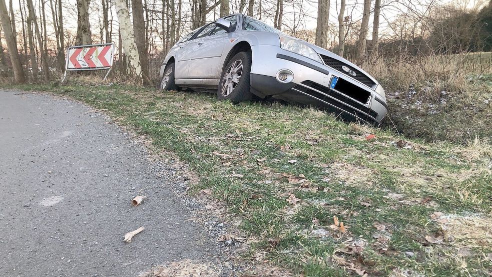 In einer scharfen Kurve kam der Fahrer mit seinem Wagen von der Fahrbahn ab. Das Auto landete in einem Straßengraben. Foto: Ammermann
