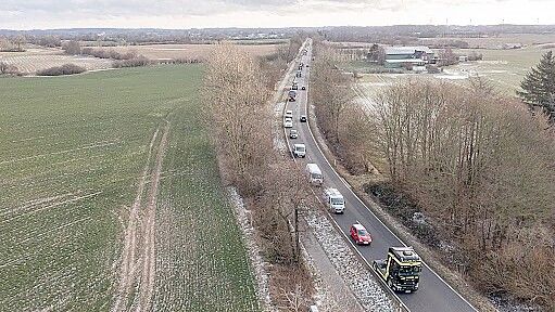 Drohnenfoto von der rund acht Kilometer langen Trecker-Kolonne in Schleswig-Holstein. Foto: Benjamin Nolte