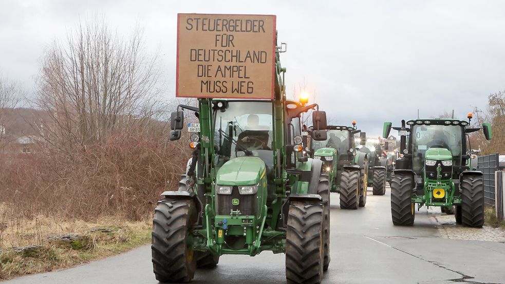 Am Montag, 8. Januar, startete der Deutsche Bauernverband eine deutschlandweite Aktionswoche, um gegen gekürzte Subventionen bei Diesel und landwirtschaftlichen Fahrzeugen zu protestieren. Foto: dpa/Bodo Schackow