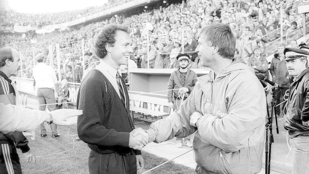 Trafen sich Dutzende Male auf und neben dem Fußballfeld: Franz Beckenbauer und Sepp Piontek. Foto: Imago