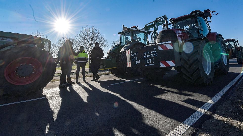 Am Dienstag blockierten Landwirte mit ihren Traktoren wie bereits am Tag zuvor die Jann-Berghaus-Brücke in Leer. Foto: Ortgies