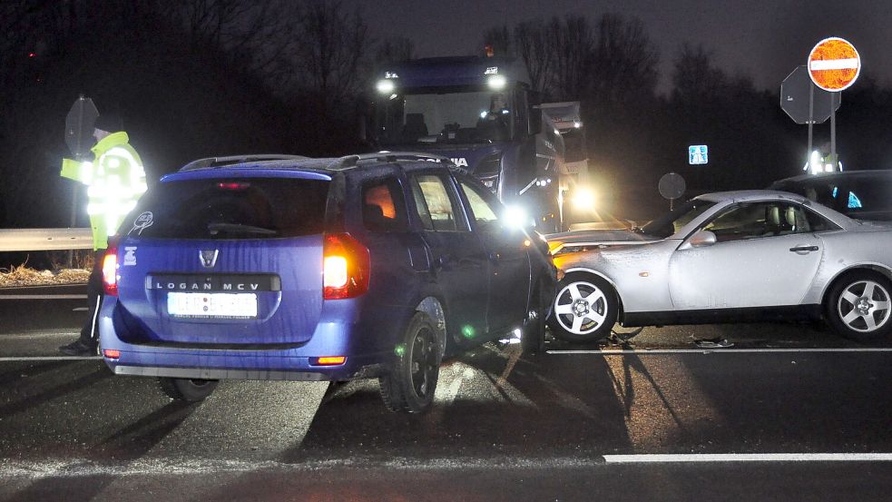 Die beiden Wagen waren gegen 6.40 Uhr an der Anschlussstelle Weener der A 31 zusammengestoßen. Foto: Wolters.