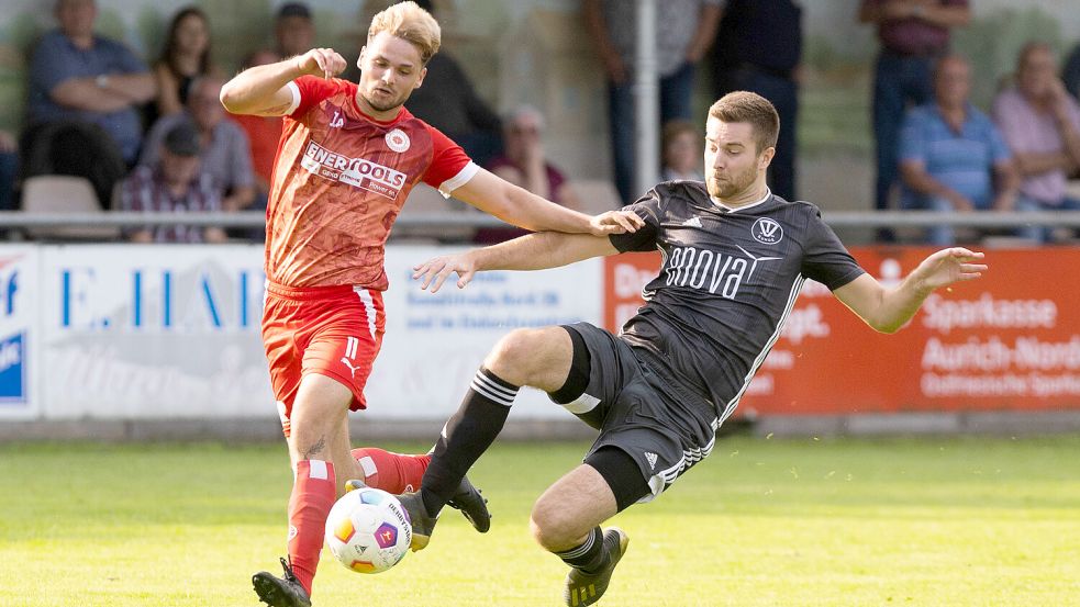 Der SV Großefehn (links Tom Böhling) will am 24. Februar das erste Bezirksliga-Spiel des Jahres bestreiten – möglicherweise auf dem neuen Kunstrasenplatz. Dann ist der SV Hage auf dem Fehn zu Gast. Tabellenführer Bunde (rechts Renke Haken) gastiert einen Tag später bei BW Borssum. Foto: Doden, Emden