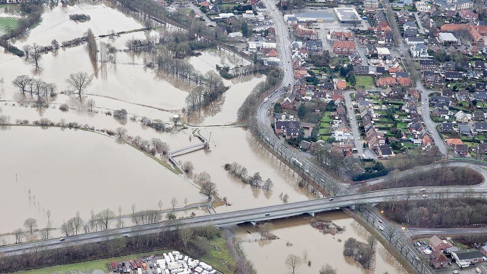 Die Ems hatte Ende Dezember 2023 nicht nur am Meppener Schullendamm ihr eigentliches Bett verlassen. Fische schwimmen mit der Strömung nun auch dort, wo vorher Feldwege, Felder oder Straßen waren. Foto: Flugschule Dankern