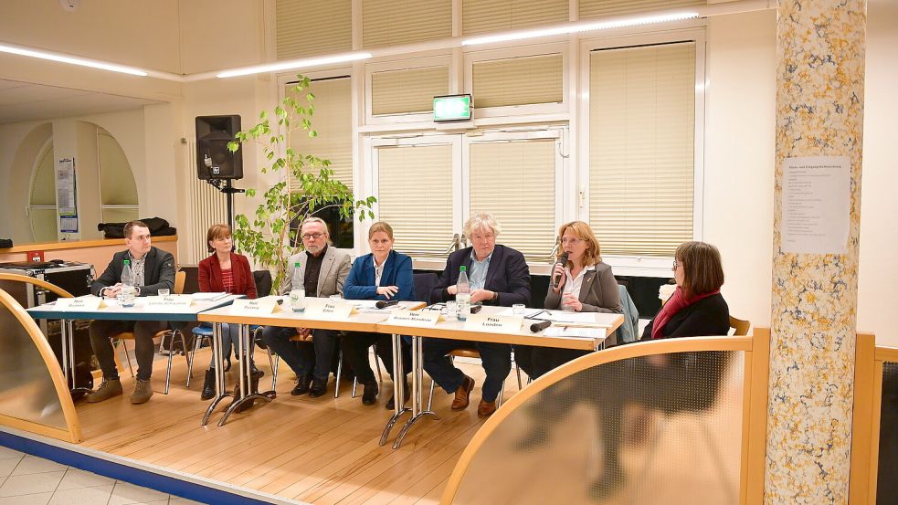 Das Podium bestand aus: Johannes Booken (von links), Jutta Lerche-Schaudinn, Siek Postma, Alke Eden, Wolf Krämer-Mandeau und Hilke Looden. Moderiert wurde die Veranstaltung von Ute Lipperheide. Die Initiatorinnen des Bürgerbegehrens fehlten. Die gesamte Podiumsdikussion gibt es im Artikel als Videomitschnitt. Foto: Wagenaar