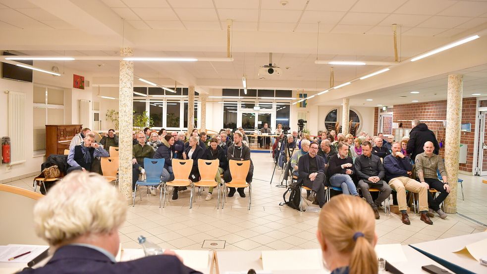 Rund 65 Zuhörerinnen und Zuhörer lauschten der Podiumsdiskussion. Geht es nach dem Applaus, saßen im Publikum vor allem Befürworter des bestehenden Ratsbeschlusses. Foto: Wagenaar