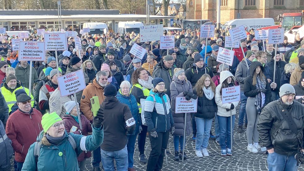 Viele Demonstranten versammelten sich am Mittwoch auf dem Norder Torfmarkt. Foto: Rebecca Kresse