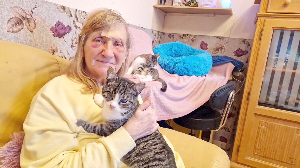 Marianne Görs (74), hier mit dem blinden Kater Matze, hat eine regelrechte Irrfahrt durchlebt, bis sie nach einem Sturz endlich im Krankenhaus behandelt werden konnte. Foto: Gettkowski