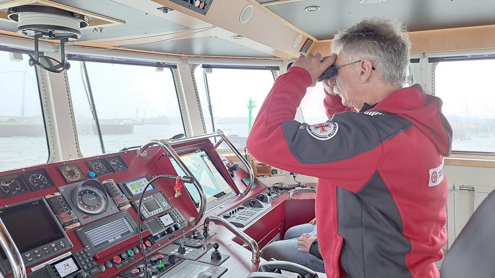 Maschinist Wilm Willms hat den Borkumer Schutzhafen von der Brücke des Rettungskreuzers „Hamburg“ aus im Blick. Foto: Kraft