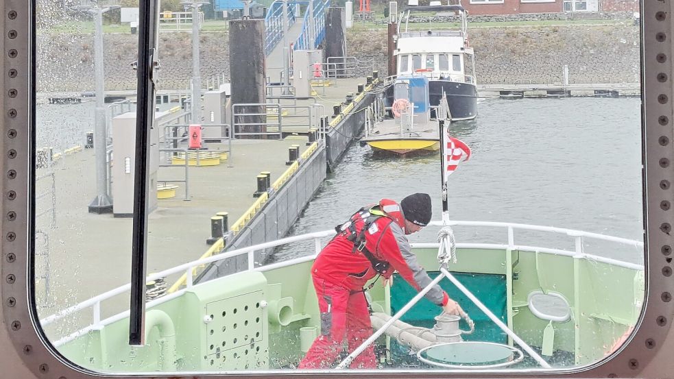 Zurück im Hafen macht Tilman Hellberg die "Hamburg" fest. Foto: Kraft