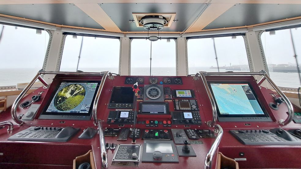 Auf der Brücke sind mehrere Navigationsgeräte, wie ein Radar (links im Bild), verbaut. Foto: Kraft
