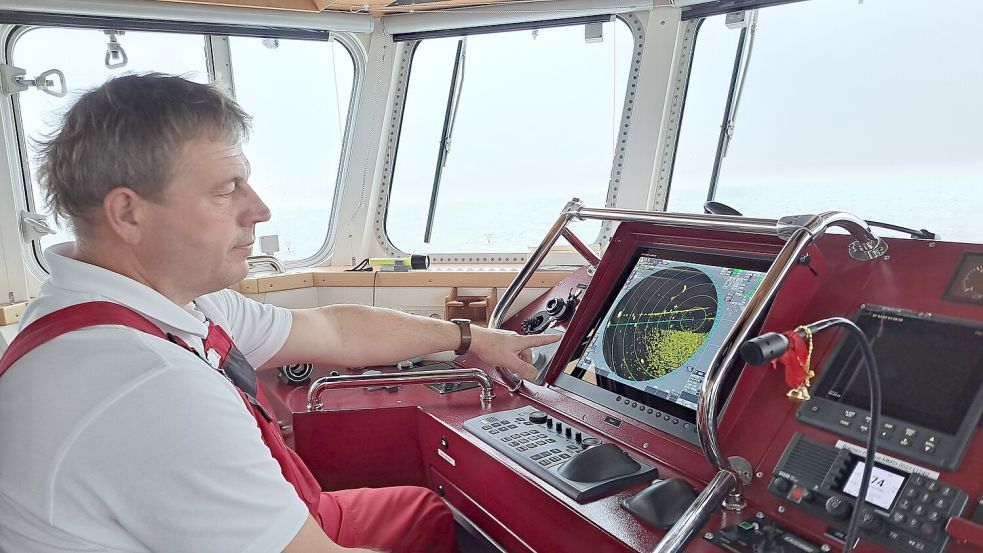 Vormann Michael Haack beobachtet das Radarbild. Foto: Kraft