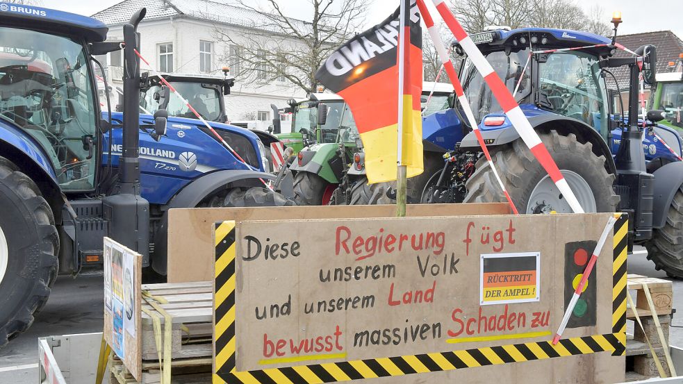 Eine Klare Nachricht an die Bundesregierung: Auch auf den Demonstrationen in Ostfriesland gibt es viel Kritik an Berlin. Die Auricher Link schlägt sich auf die Seite der Demonstranten. Foto: Romuald Banik