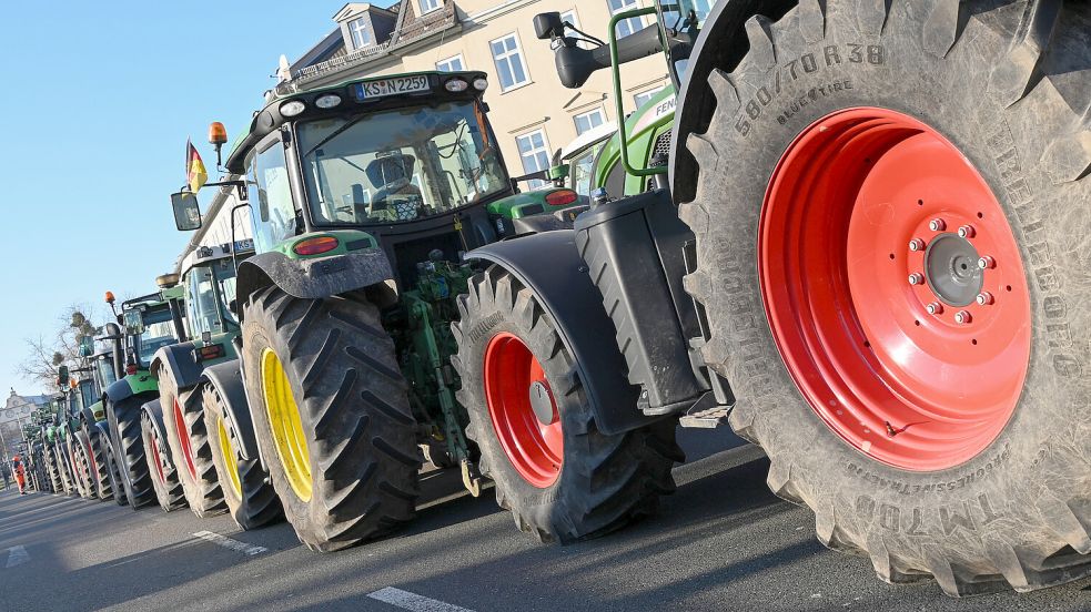 Seit Montag gehen die Bauern bundesweit auf die Straße, um gegen die Kürzung der Agrarsubventionen zu demonstrieren. Foto: Zucchi/DPA