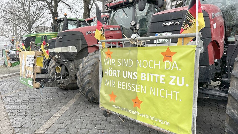 Mit Plakaten an ihren Traktoren versuchen Landwirte in Hannover, sich Gehör bei der Politik in Berlin zu verschaffen. Foto: Lars Laue