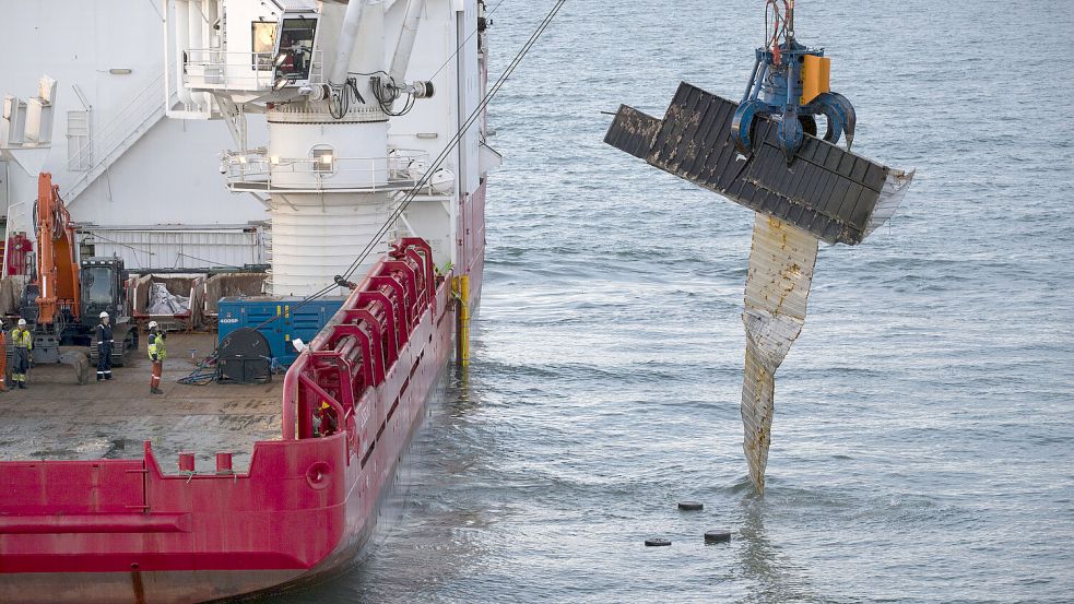 Über Bord gegangene Container wie hier nach der Havarie der „MSC Zoe“ stellen eine Gefahr dar. Foto: Peter Dejong/AP/dpa