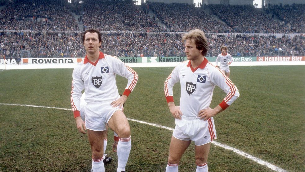 Der Emsländer Caspar Memering (rechts) spielte von 1980 bis 1982 gemeinsam mit Franz Beckenbauer (links) beim Hamburger SV. Foto: imago/WEREK