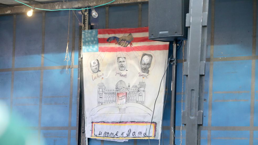 Dieses Plakat schaffte es auf die Bühne bei der Kundgebung während der Bauernproteste in Emden. Die Darstellung Deutschlands als „Marionettenstaat“ ist in diesem Fall eine rechte und antisemitische Behauptung. Foto: Hock