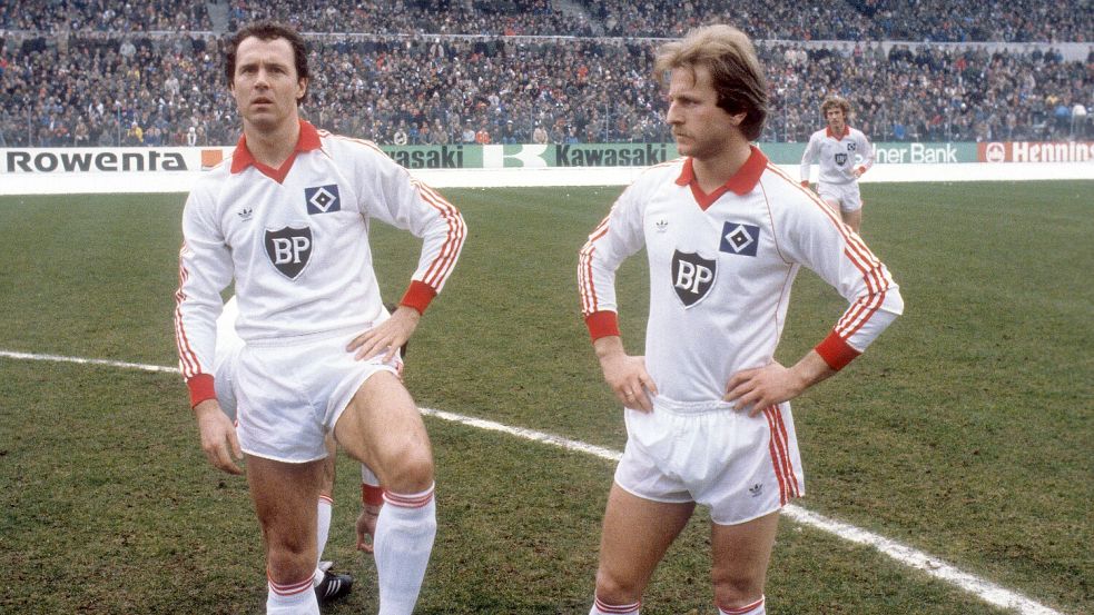Der Emsländer Caspar Memering (rechts) spielte von 1980 bis 1982 gemeinsam mit Franz Beckenbauer (links) beim Hamburger SV. Foto: Imago/Werek
