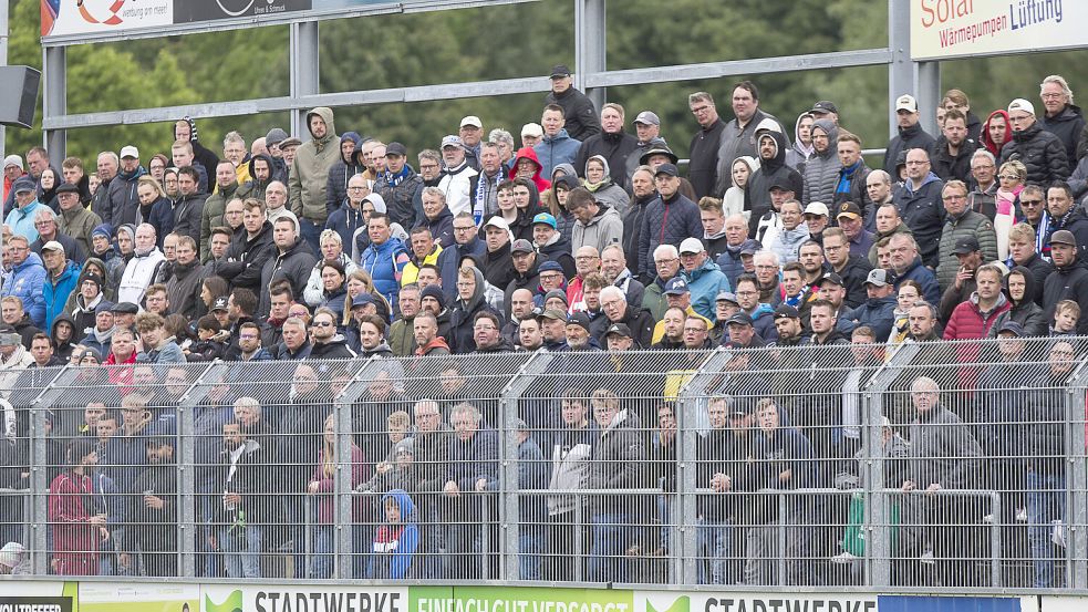 Zum Spiel der Aufstiegsrunde gegen den Bremer SV kamen Ende Mai 2022 ins Emder Ostfrieslandstadion 2000 Zuschauer. Es war die Saison-Rekordkulisse. Foto: Doden/Emden