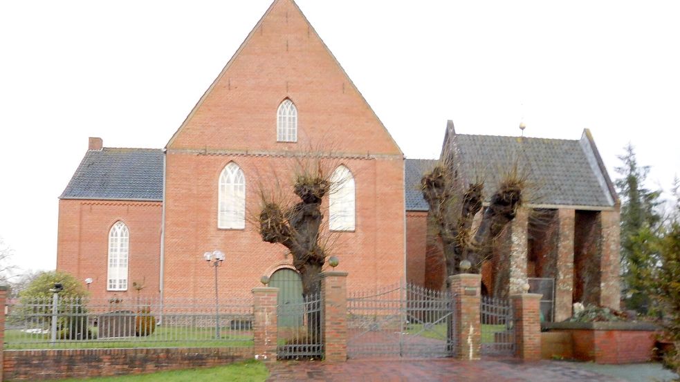 Die St.-Babara-Kirche in Strackholt war 44 Jahre Wirkungsstätte von Pastor Remmer Janßen. Die Ursprünge des Gotteshauses gehen auf 1250 zurück. Foto: Trauernicht