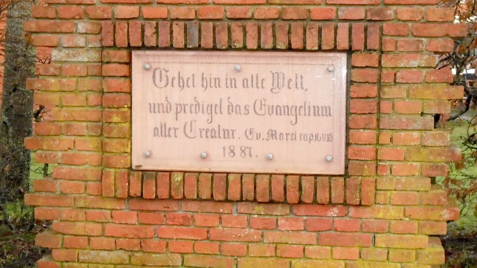 Zur Erinnerung an die Missionsschule steht an der Schulstraße in Strackholt eine Erinnerungstafel. Foto: Trauernicht