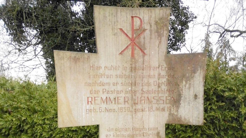 Der Grabstein des Pastors befindet sich auf dem neuen Friedhof in Strackholt. Auf dem Grabstein steht über Remmer Janßen: „Hier ruhet in geweihter Erde, inmitten seiner treuen Herde". Foto: Trauernicht