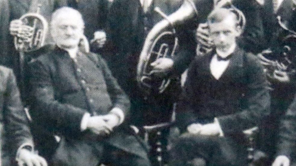 Pastor Remmer Janssen (links) mit seinem Nachfolger Pastor Frerich Theodor Schnuis im Jahr 1922. Foto: Freese/Zeitreise durch das historische Strackholt