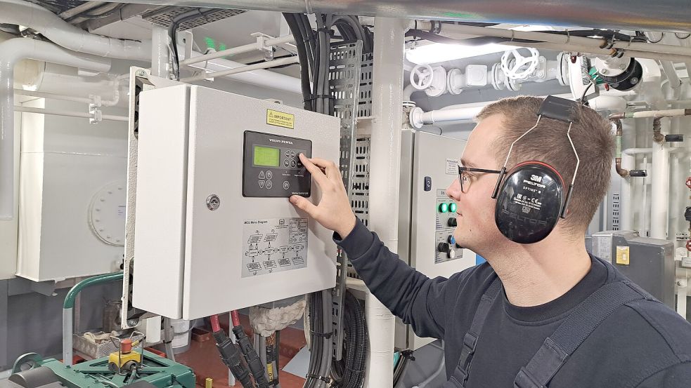 Marvin prüft an diesem Gerät Temperaturen der Maschine und unter anderem den Öldruck. Foto: Kraft