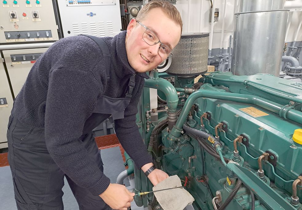 Im Maschinenraum kontrolliert Leon den Ölstand des Schiffsmotors. Foto: Kraft