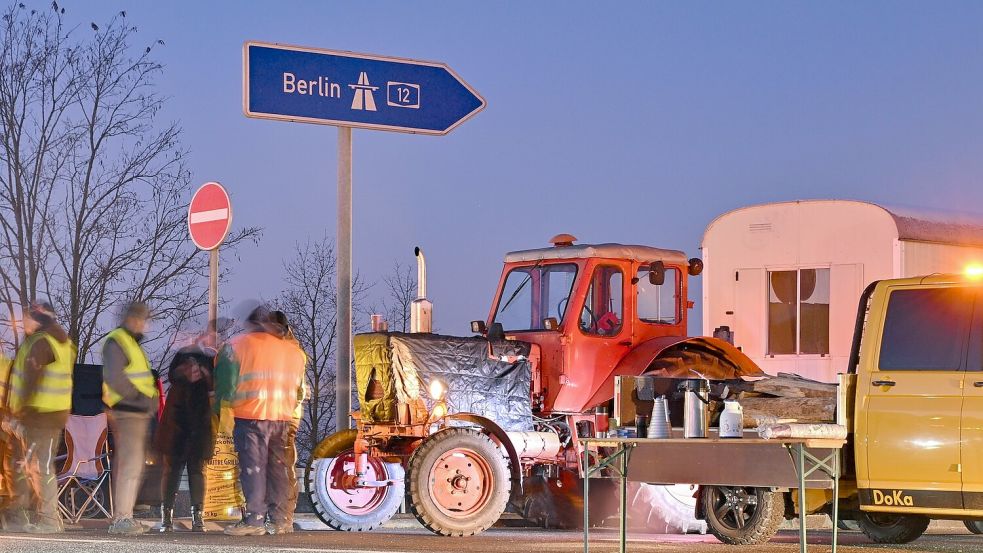 Am Montag machen sich auch zahlreiche Bauern aus Ostfriesland auf den Weg nach Berlin. Foto: Pleuel/DPA