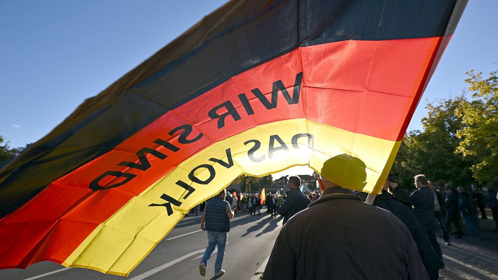 AfD-Anhänger rufen „Wir sind das Volk“, manche haben verfassungsfeindliche Fantasien. Wie kann sich die Demokratie dagegen wehren? Foto: dpa/Martin Schutt