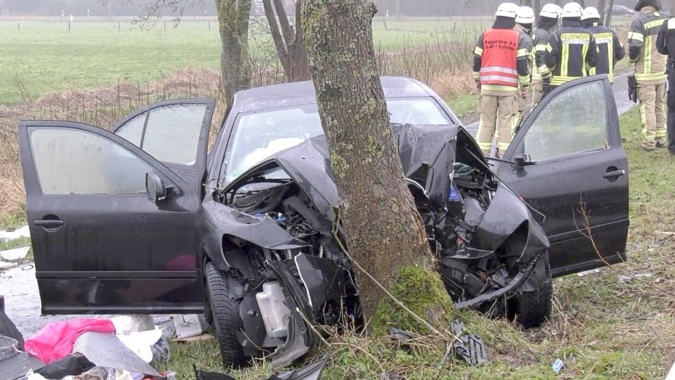 Der Skoda prallte gegen einen Baum. Foto: Feuerwehr