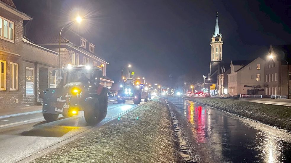 Am Mittwochabend fuhren erneut einige Trecker und Demoteilnehmer über das Rhauderfehner Untenende. Foto: Janßen