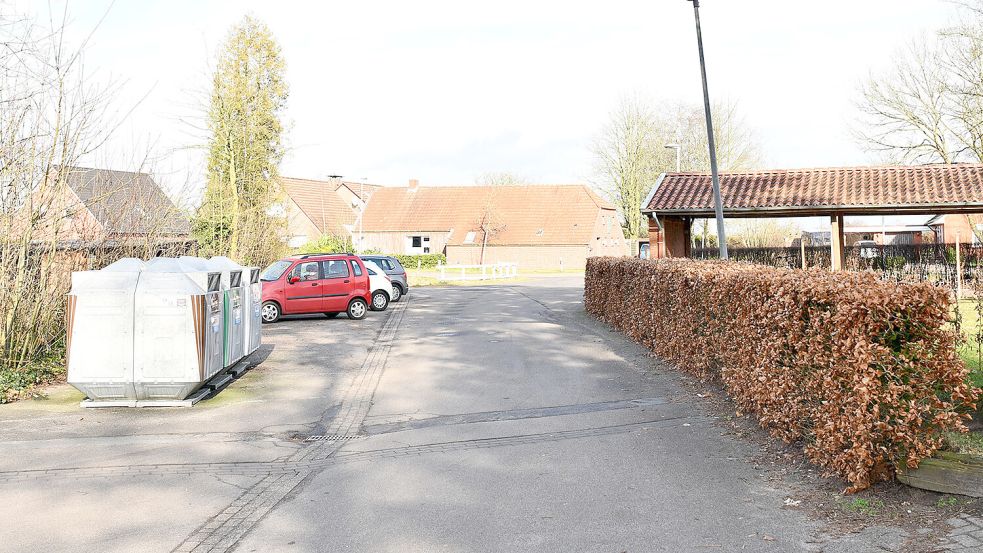 Die Einfahrt zur Grundschule und zum Kindergarten in Jheringsfehn war bisher nur einspurig. Die Glascontainer sind bereits weg, auch die Parkplätze sollen verschwinden. Foto: Stromann / Archiv