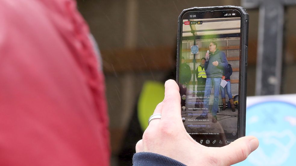 Die Redner der Protest-Veranstaltung wurden in einem Stream übertragen – so mussten nicht alle Interessierten in Aurich im Regen stehen. Foto: Böning
