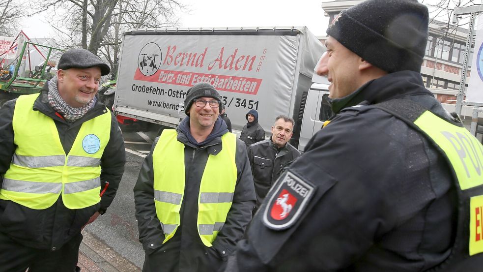 Veranstalter Soenke Burmann (von links) und Ingo Janßen aus Wiesmor im Gespräch mit dem Einsatzleiter der Auricher Polizei, Maiko Remmers. Alles friedlich, Rettungsgassen waren frei und es gab keine Vergehen, bestätigt er. Foto: Böning