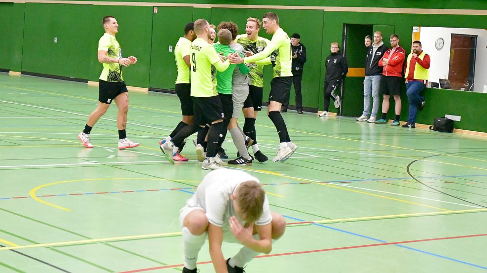 Während hinten gejubelt wird, trauert diesmal Borssum