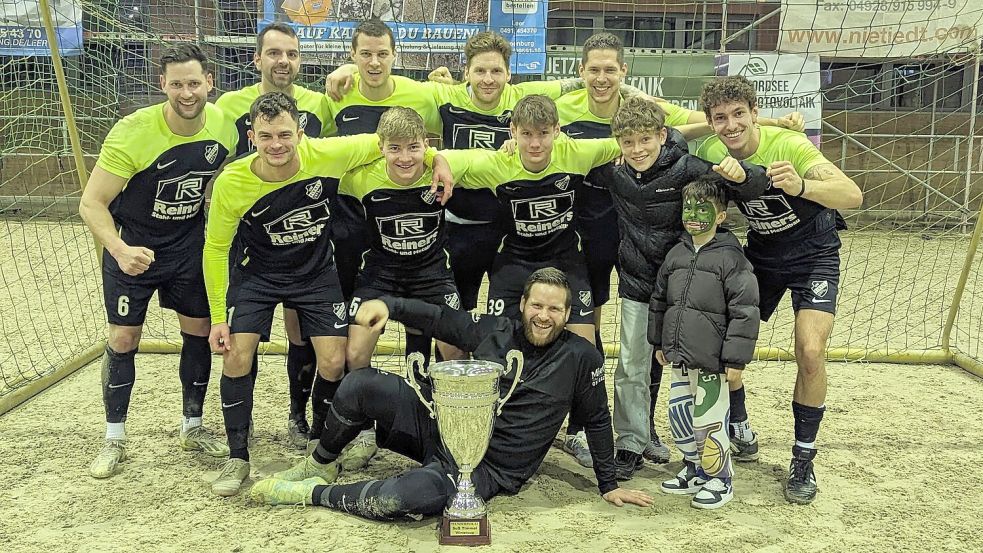 GW Firrel konnte den Titel aus dem Vorjahr in Timmel verteidigen. Mit auf dem Siegerfoto zu sehen sind die beiden Kinder Leif (der ältere) und Lenny Trainer Bernd Grotlüschen zu sehen. Fotos : Homes