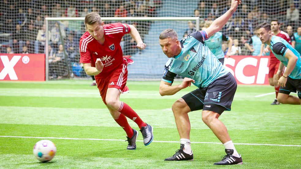 Ein ehrgeiziger Fußball-Weltmeister Lukas Podolski (Mitte) gewann mit seinem polnischen Klub Gornik Zabrze 4:2 gegen Kickers Emden (links) Julian Stöhr). Dadurch schieden die Emder in der Vorrunde aus. Fotos: Doden, Emden