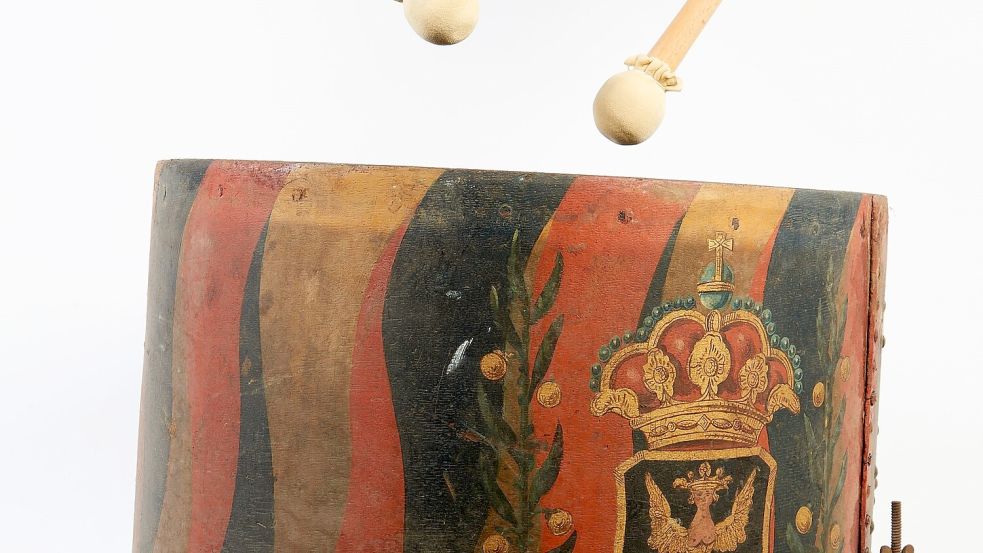 Diese Trommel der Emder Bürgerwehr hat etwas damit zu tun. Foto: Ostfriesisches Landesmuseum