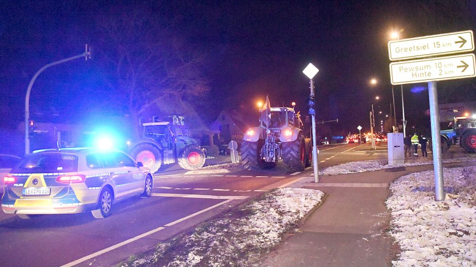 Eine Bauern-Blockade, die Mitarbeiterinnen des Emder Klinikums nur mit zeitlichen Verzögerungen überwinden konnten: Zwei Trecker blockierten am 8. Januar 2024 die Auricher Straße in Emden – keine 100 Meter weiter versperrten noch viel mehr Traktoren die Fahrbahn. Foto: Ellinger