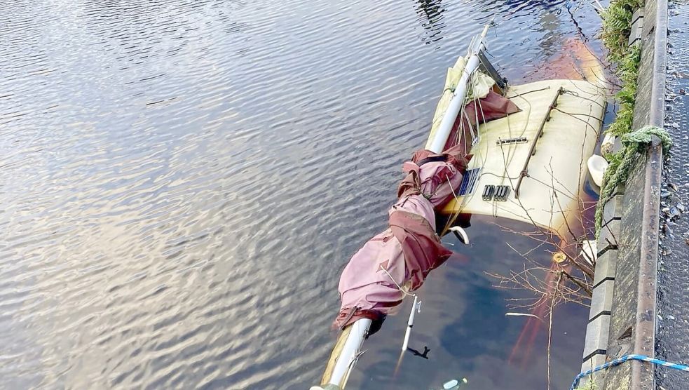 Bei dem in Wilhelmshaven gesunkenen Boot war zunächst unklar, ob sich Menschen an Bord befunden hatten. Foto: Feuerwehr Wilhelmshaven