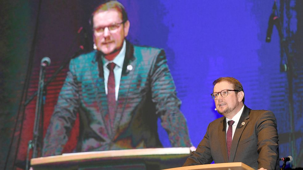 Der Emder Oberbürgermeister Tim Kruithoff gab in seiner Rede einen Überblick über die wichtigsten Themen der Stadt. Foto: Ellinger