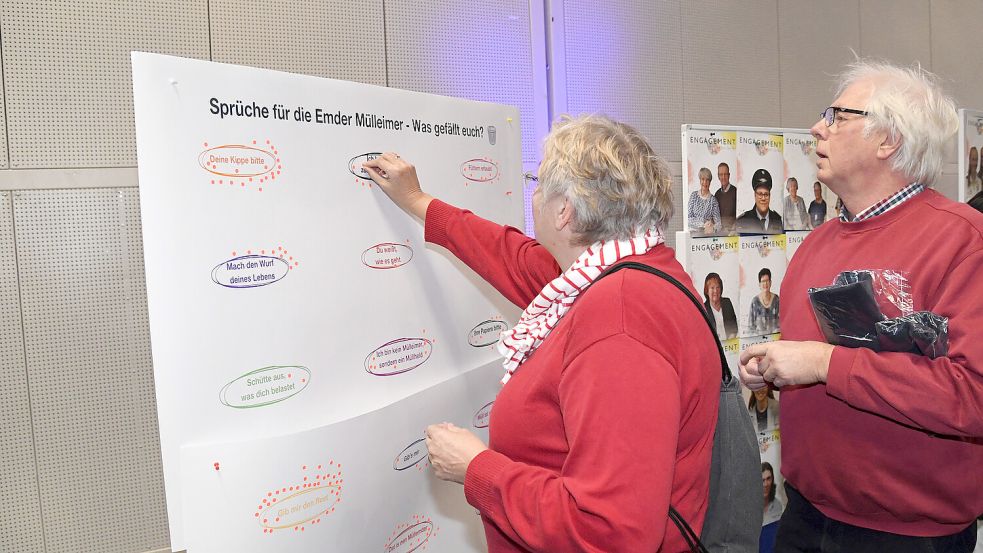 Die Besucher konnten an den Ständen der Emder Stadtverwaltung abstimmen und Ideen einbringen. Foto: Ellinger