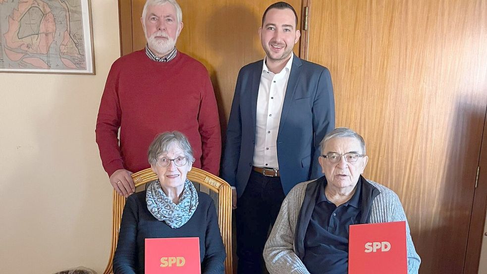 Um die langjährigen Mitglieder in der SPD Boen, Helga und Egon Kreienbrock, ehren zu können, statteten Georg Huisinga (stehend von links) und Nico Bloem dem Ehepaar einen Besuch ab. Foto: privat
