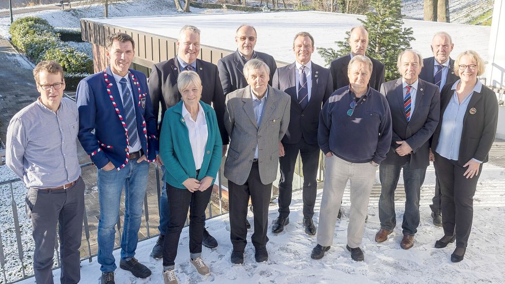Geehrte und Gäste auf dem Neujahrsempfang des ERV (von links) Immo Pupkes, Timm Frerichs, Dirk de Boer, Jutta Hoffmann, Hans-Joachim Weinreich, Prof. Jens Wiltfang, Olaf Schmidt-Park, Uwe Mansholt, Jann Trauernicht, Dr. Gerhard Eilers, 1. Vorsitzender Jan Bleeker und die 2. Vorsitzende Carola Wonhöfer. Foto: Ruderverein